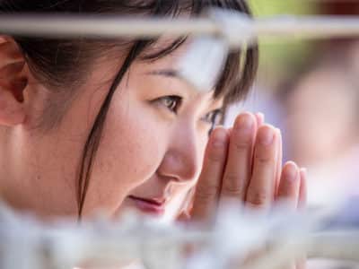 Primo piano donna che prega in Giappone